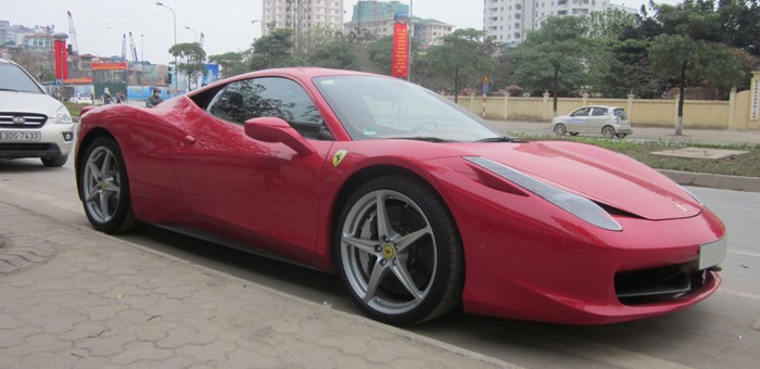 Ấn tượng đầu tiên đến từ siêu xe Ferrari 458 Italia là màu đỏ đam mê, đúng chất Ferrari.